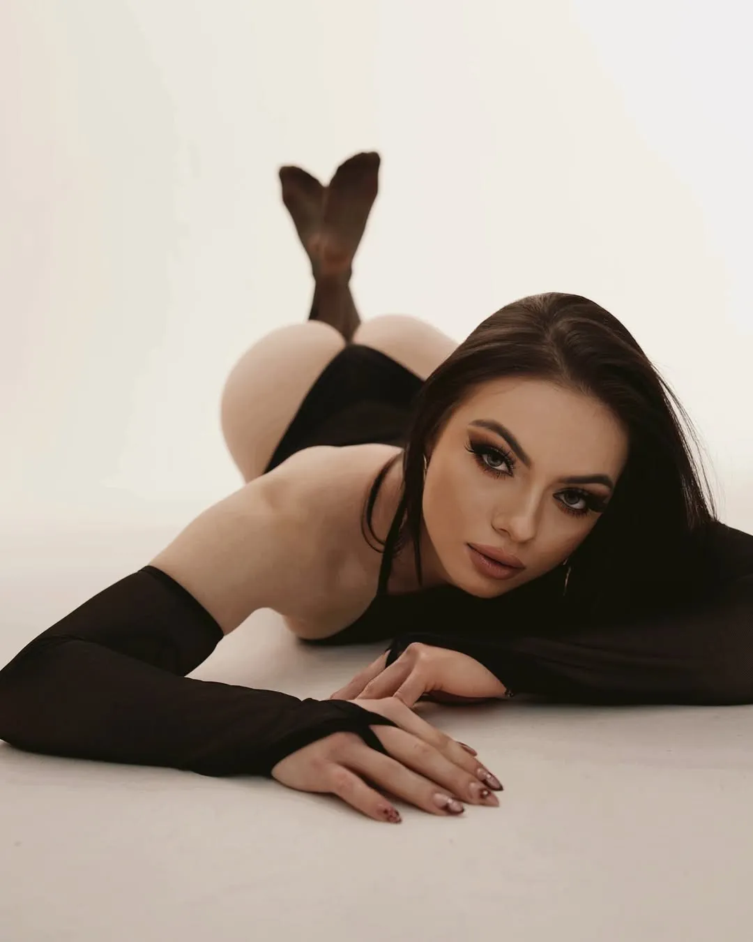 Sesja boudoir w jasnym studiu, cieple tony