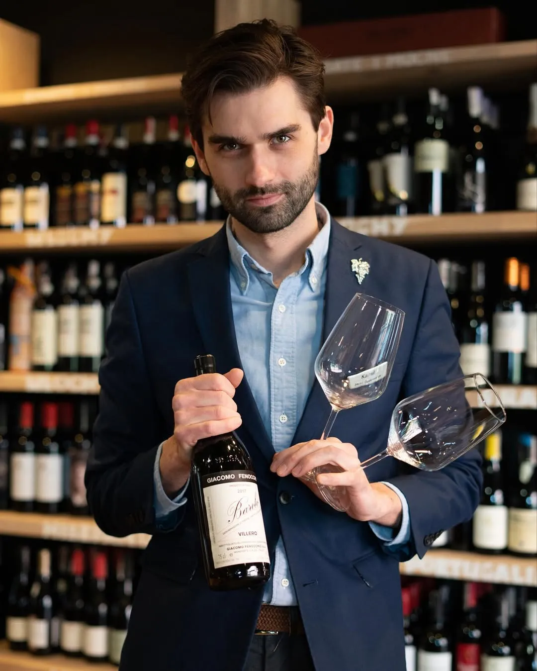 Sommelier z butelka wina, fotografia wizerunkowa